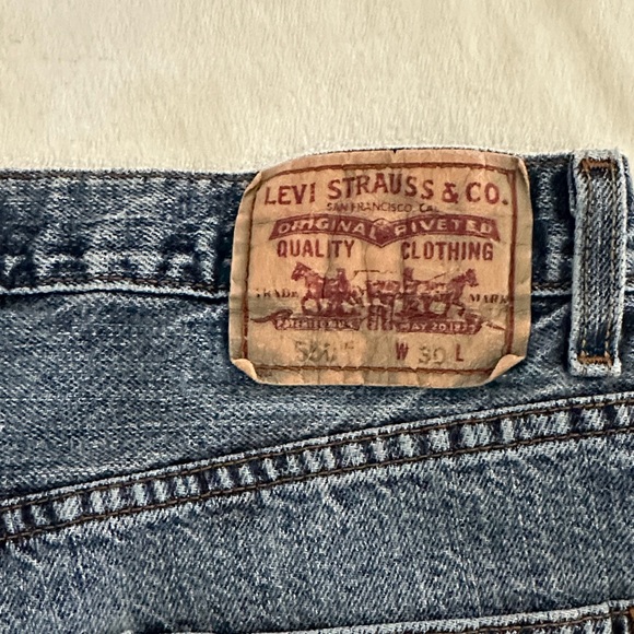 Levi 550 Frayed Hem Shorts - Picture 3 of 8